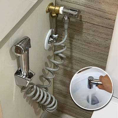 Le kit de la douchette WC argentée est installé sur le mur de la salle de la toilette.
