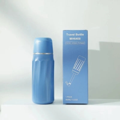La douchette WC de couleur bleue avec sa boîte à côté d'elle.