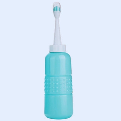 Présentation de la douchette WC bleue de 500 millilitres.