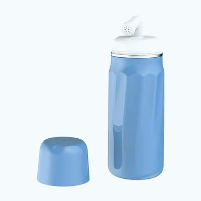 Nous voyons sur la photo la douchette WC de couleur bleue avec son bouchon enlevé.