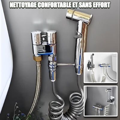 Un kit complet d'une douchette WC argentée est installé sur le mur de la toilette.