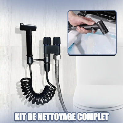 La photo nous montre en gros plan un kit d'une douche WC noire montée sur un mur.