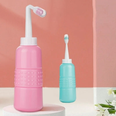 Présentation de la douchette WC rose de 500 millilitres en avant et la douchette bleue de 350 millilitres en arrière.