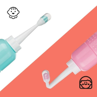 Présentation de douchette WC bleue avec le bec droit et douchette WC rose avec le bec plié.