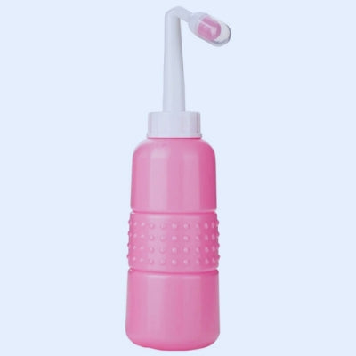 Présentation de la douchette WC rose de 500 millilitres.