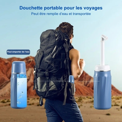 Un voyageur transporte la douchette WC bleue accrochée à son sac à dos.