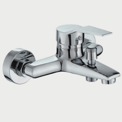 Le robinet pour baignoire de couleur chrome avec vue de face sans le tuyau de la douchette.