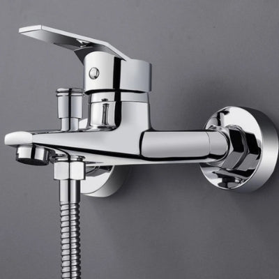 Vue de biais du robinet pour baignoire de couleur chrome avec le tuyau de la douchette.