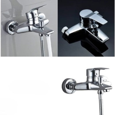 Trois photographies du robinet pour baignoire sous différentes formes : robinet de face avec de l'eau qui coule, robinet de profil avec le tuyau et un robinet en plongée.