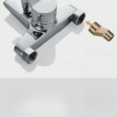 Vue arrière du robinet pour baignoire de couleur chrome avec le bec et les deux trous de sortie d'eau.