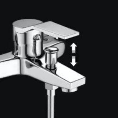 Vue de biais du robinet pour baignoire chrome avec les deux fonctions d'ouverture de l'eau du robinet et de fermeture.