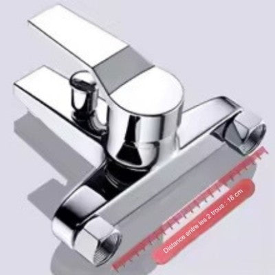 Vue arrière du robinet pour baignoire de couleur chrome avec la poignée unique, le bec et les deux trous de sortie d'eau.