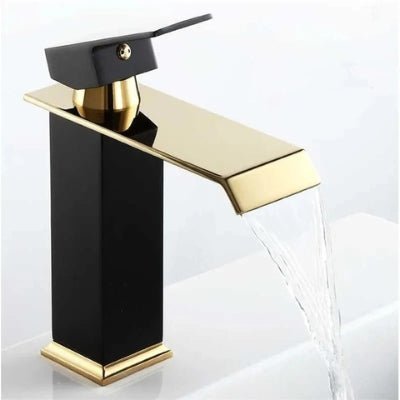 L'eau coule du robinet noir et doré dans le lavabo avec un bon débit et sans éclaboussures. Permet une économie d'eau et d'argent sur les factures.