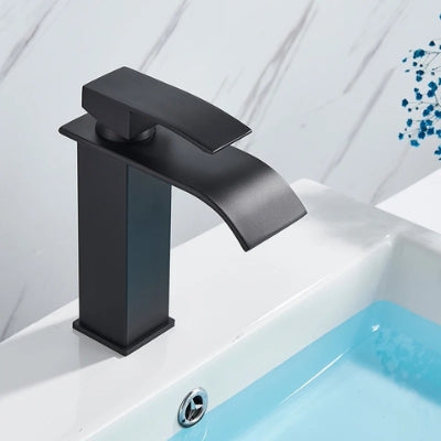 Le robinet pour lavabo noir mat court est présenté avec vue en plongée.