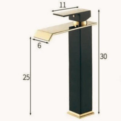 Le robinet long noir et doré avec ses différentes mesures : hauteur de 30 cm ; longueur du bec de 17,5 cm ; longueur de la manche de 11 cm.