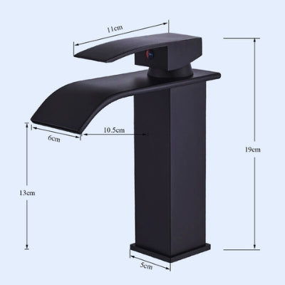 Le robinet pour lavabo noir mat court est présenté debout avec ses mesures en centimètres.