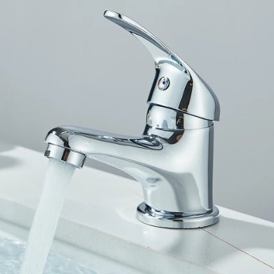 L'eau coule du robinet sans éclaboussures ce qui économise l'argent sur les factures d'eau.