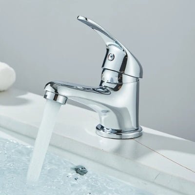 L’eau coule du robinet avec un excellent débit d'eau sans éclaboussures.