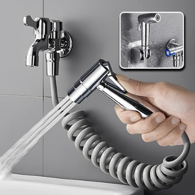 La main d'une personne appuie sur le bouton du pistolet de la douchette WC et fait couler un débit d'eau.