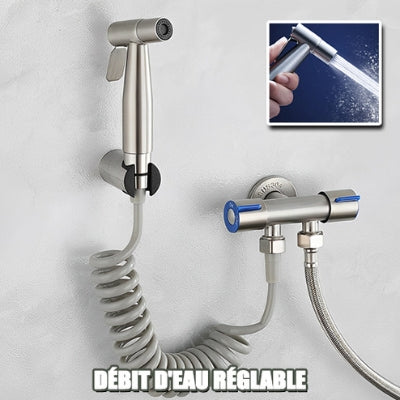 Un kit d'une douchette WC gris est installé sur le mur d'une toilette.
