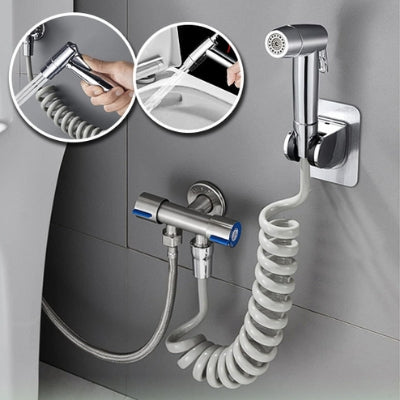 Le kit d'une douchette WC de couleur argent est installé sur le mur.