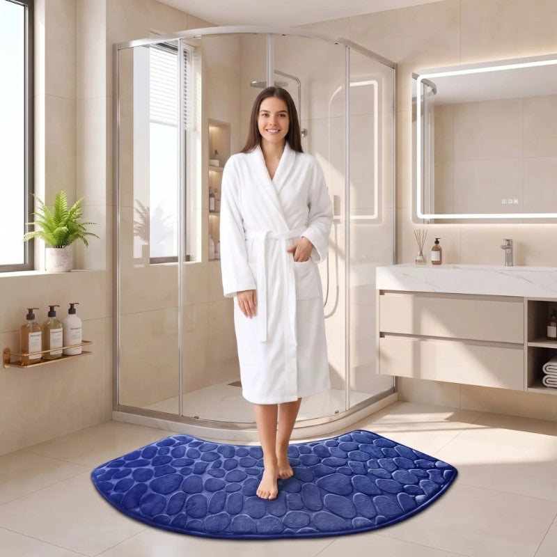 femme debout sur tapis de bain incurvé bleu roi élégant