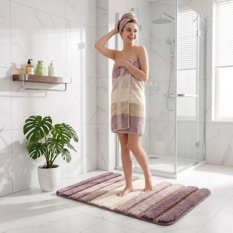 femme debout sur tapis de bain rayures mauve