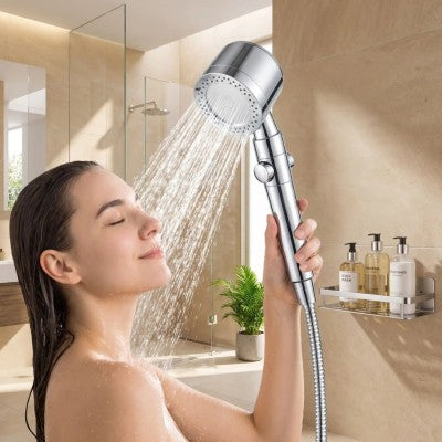 femme lave avec pommeau de douche filtrant jet 5 argent