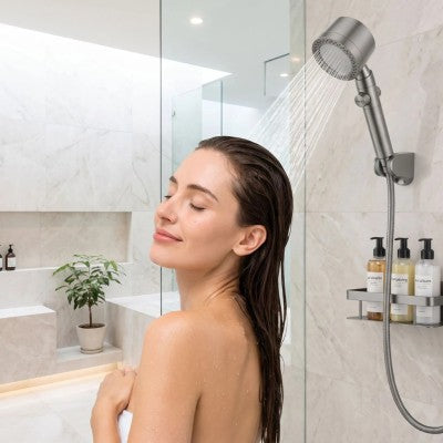 femme lave avec pommeau de douche filtrant jet 5 gris