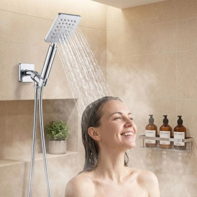 femme lave ses cheveux avec pommeau de douche inox argent relaxant