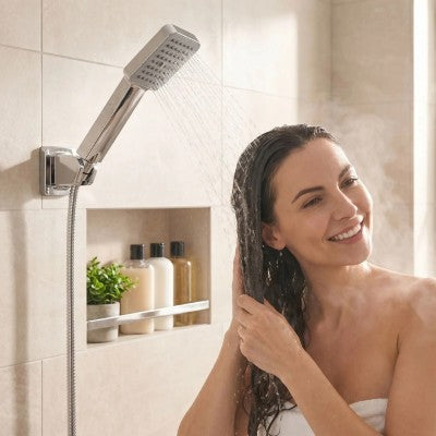 femme lave ses cheveux avec pommeau de douche pulsor argent