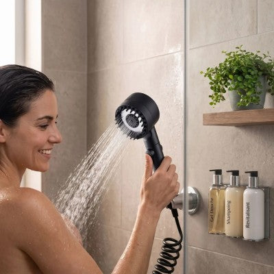 femme se lave avec pommeau de douche 3 modes noir élégant relaxant