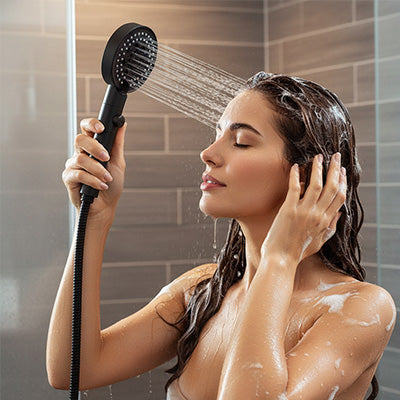 femme se lave avec pommeau de douche 5 modes noir