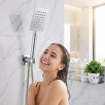 femme se lave avec pommeau de douche inox argent relaxant économique