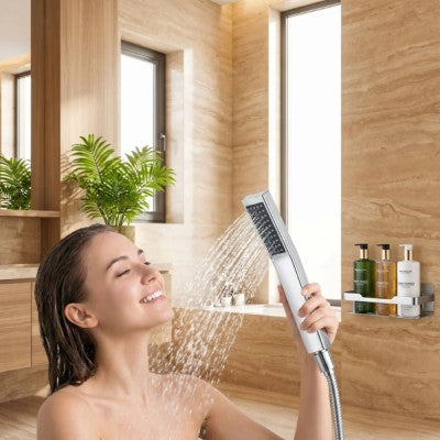 femme se lave avec pommeau de douche pulse relaxant