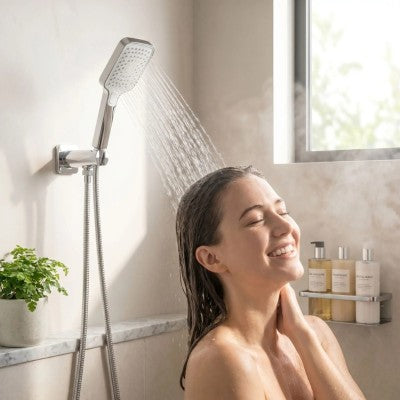 femme se lave avec pommeau de douche pulsor argent