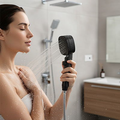 femme se lave avec pommeau de douche shower 3 jets noir
