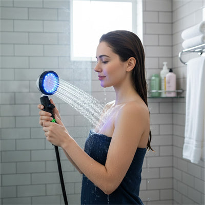 femme se lave avec pommeau de douche triflash noir