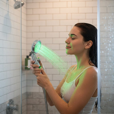 femme se lave le corps avec pommeau de douche triflash argent