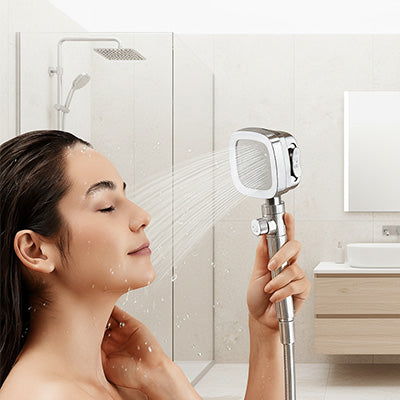 femme se lave visage avec pommeau de douche shower 3 jets argent