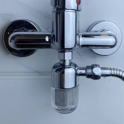 filtre à eau raccordé avec robinet douche