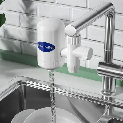 filtre à eau robinet avec eau coule dans évier