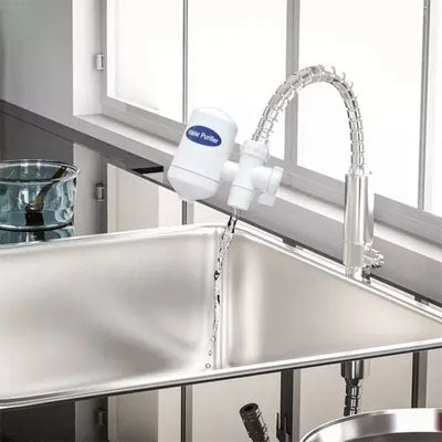 filtre à eau robinet avec jet eau coule dans évier
