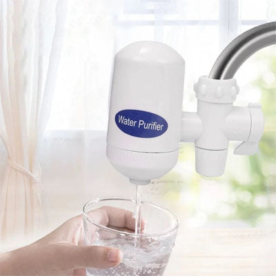 filtre à eau robinet avec verre rempli eau