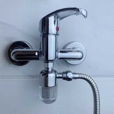 filtre eau robinet posé sur robinet au mur