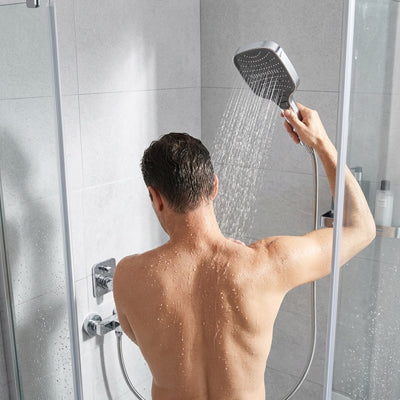 homme se lave dos avec pommeau de douche speed 8 argent ergonomique