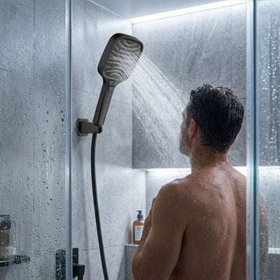 homme se lave avec pommeau de douche speed 8 noir pratique