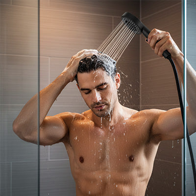 homme se lave avec pommeau de douche 5 modes noir