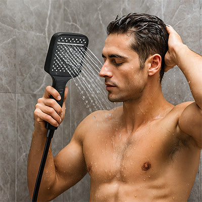 homme se lave avec pommeau de douche 7 jets noir