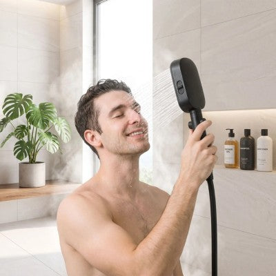 homme se lave avec pommeau de douche filtrant triojet noir